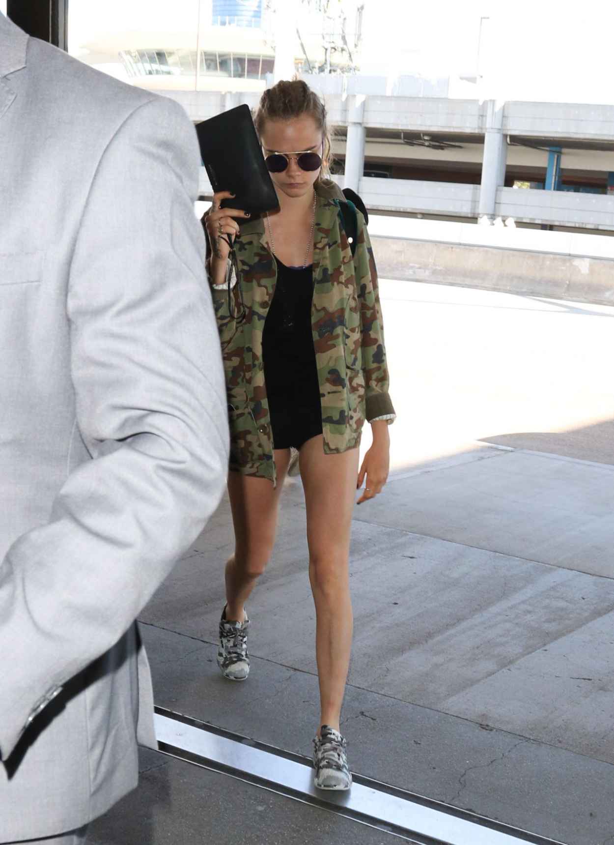 Cara Delevingne at LAX Airport, September 2015 – celebsla.com