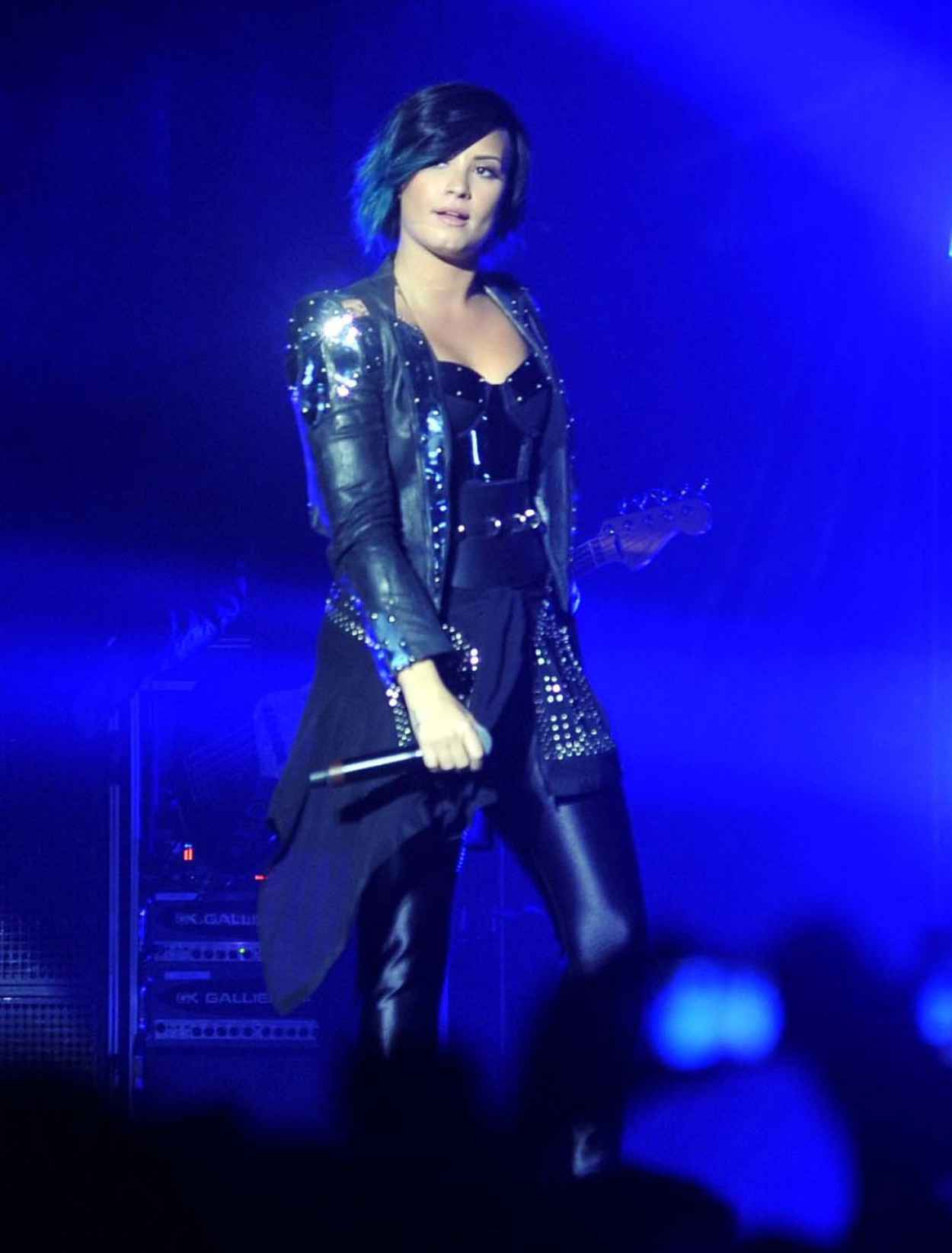 Demi Lovato Performs at Neon Lights World Tour in Dublin – celebsla.com