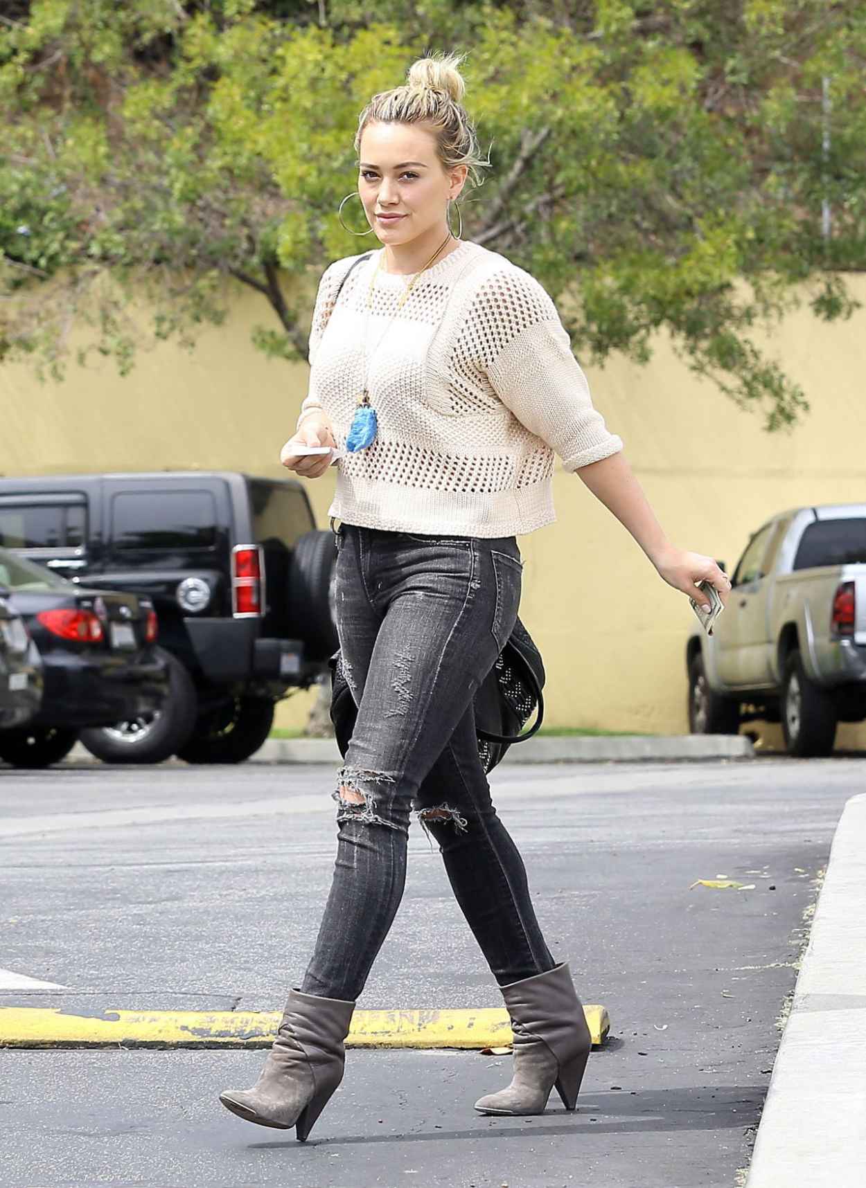 Hilary Duff in Ripped Skinny Jeans – Stops by Coffee Bean in West