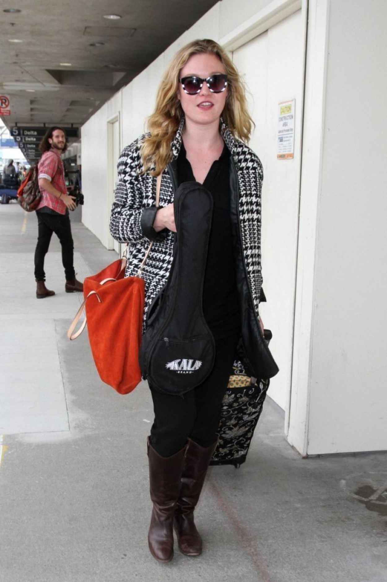 Julia Stiles at LAX Airport, March 2015 – celebsla.com