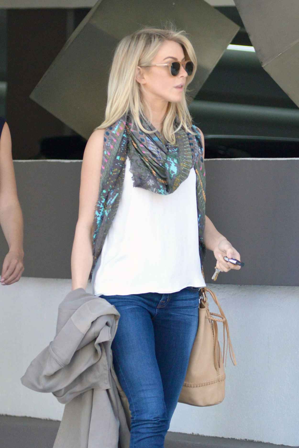 Julianne Hough Street Style - In Jeans - Out for Lunch in Beverly Hills. January 2015-1