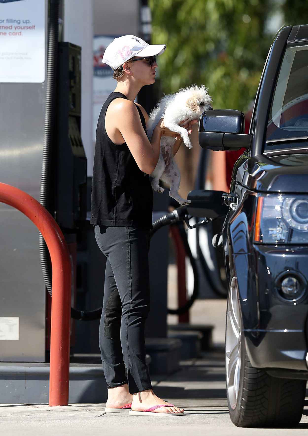 Kaley Cuoco at a Gas Station in Los Angeles – August 2015 – celebsla.com