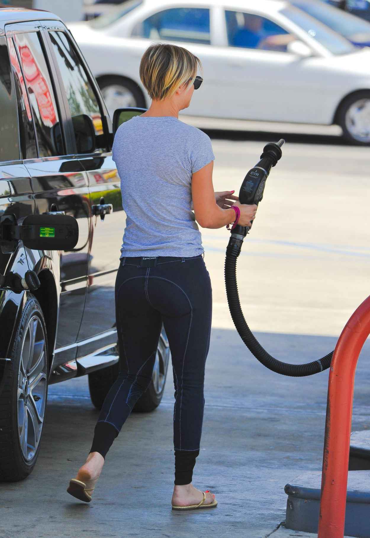 Kaley Cuoco at a Gas Station in Los Angeles – June 2015 – celebsla.com