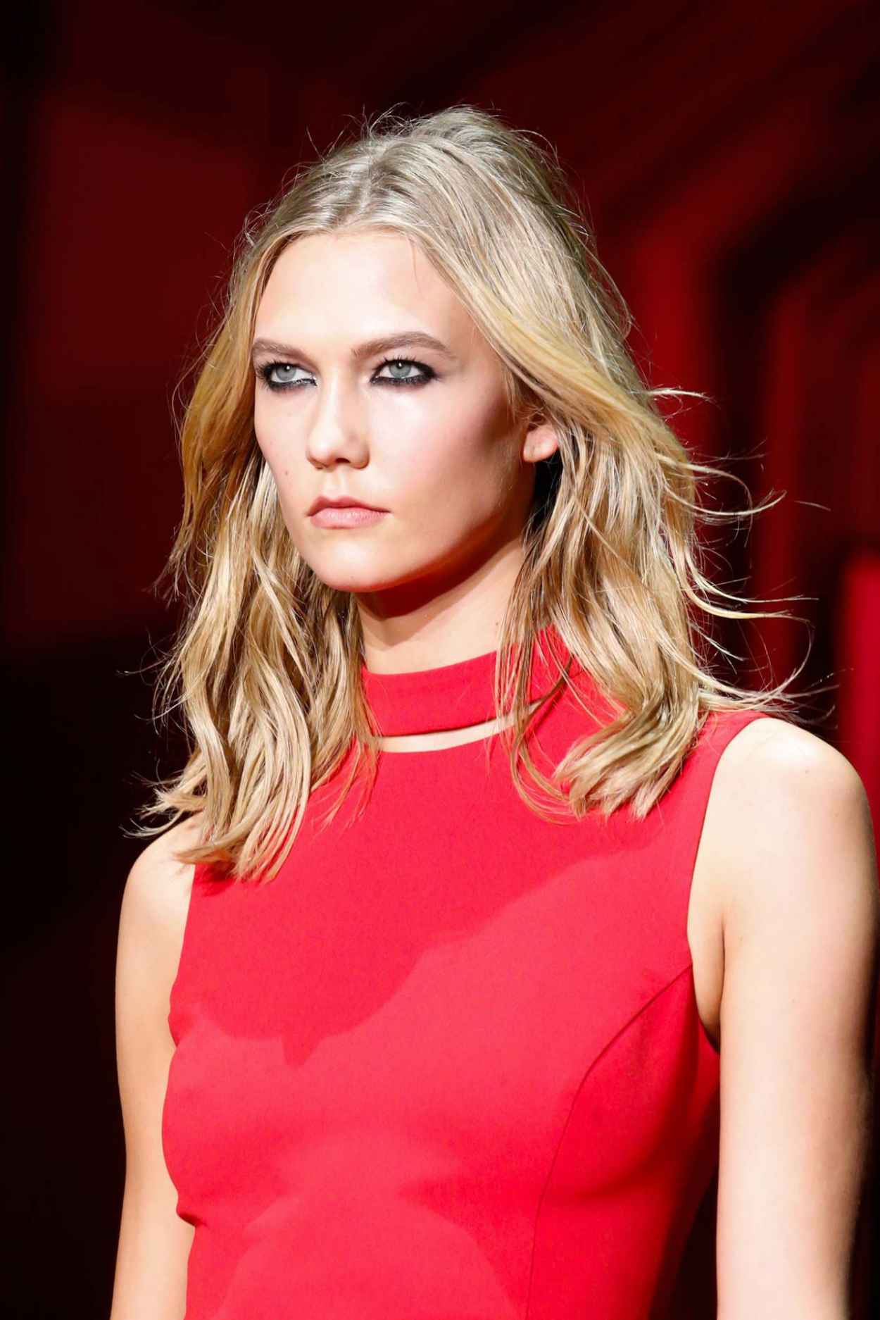 Karlie Kloss – Versace Fashion Show Runaway – Milan Fashion Week Autumn