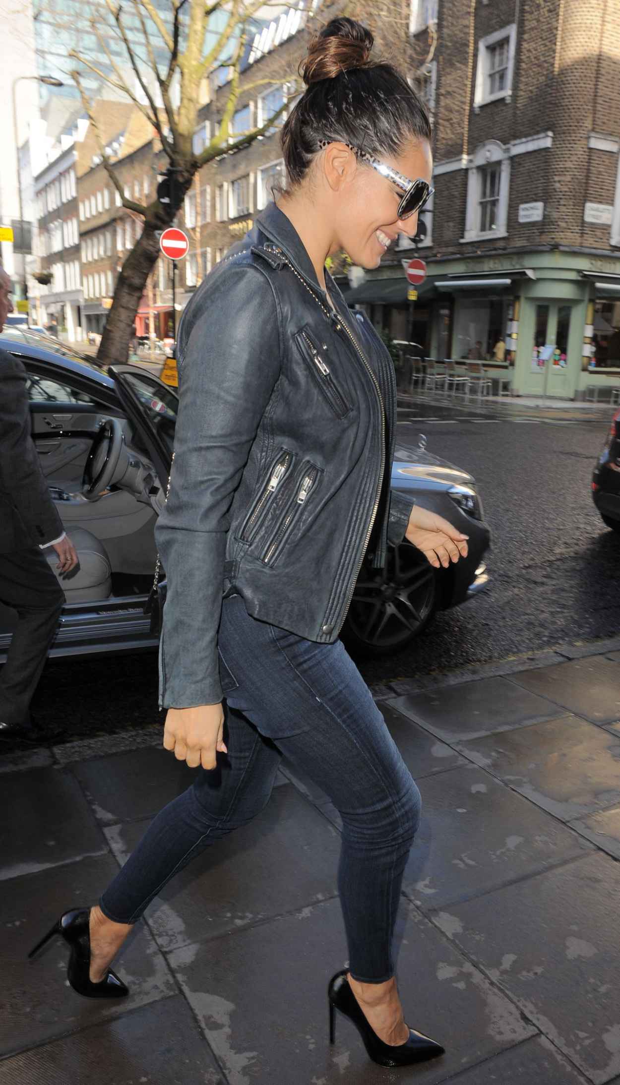 Kelly Brook Booty in Jeans – Arriving Back at Her Hotel in London