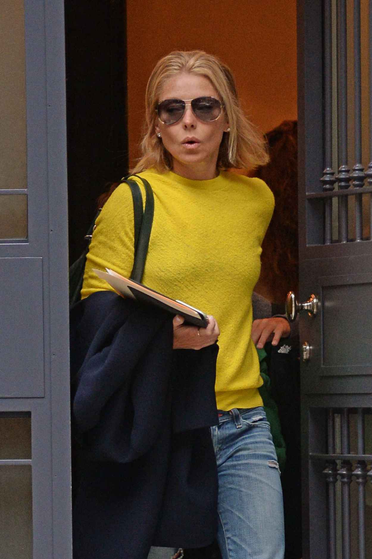 Kelly Ripa - Leaving Her Apartment in New York City - April 2015-2