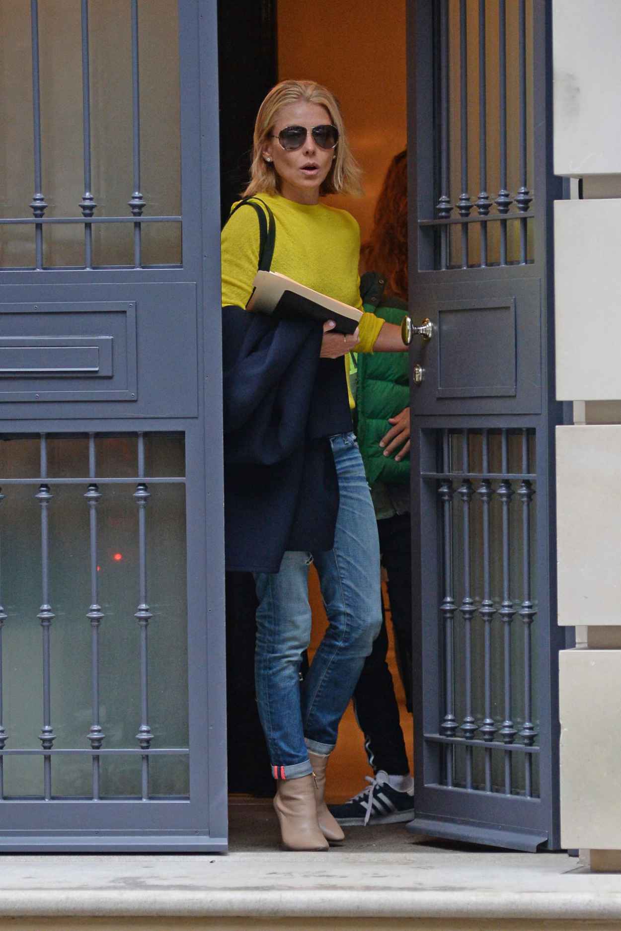 Kelly Ripa - Leaving Her Apartment in New York City - April 2015-5