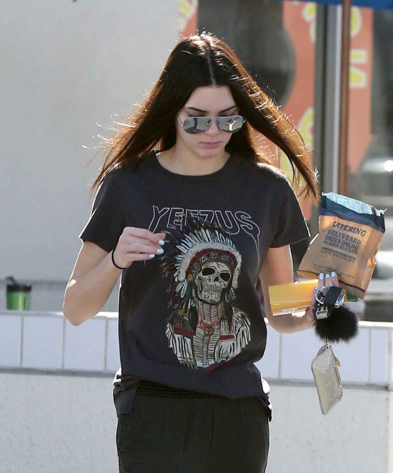 Kendall Jenner Street Style - Picking up Breakfast - Noahs Bagel Calabasas, California-1