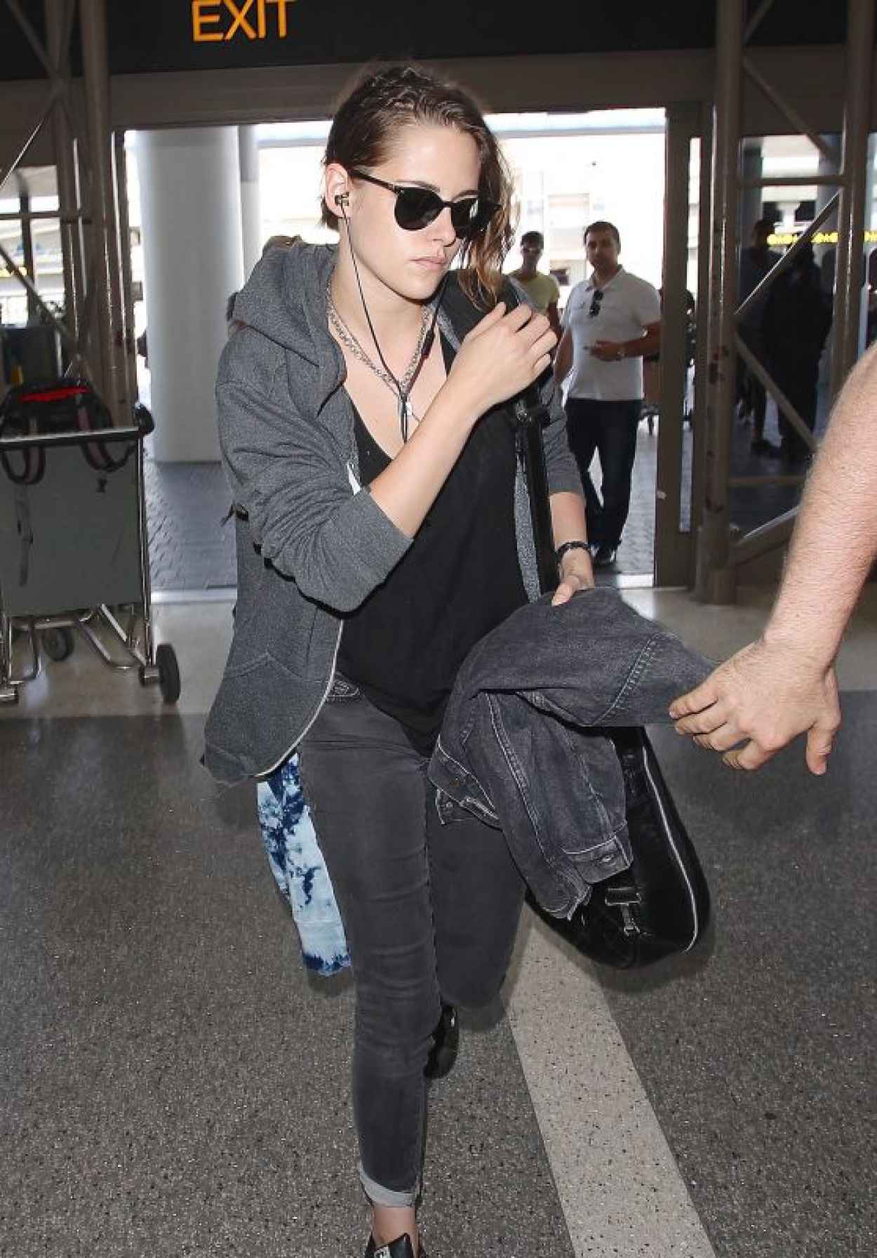 Kristen Stewart Airport Style - at LAX, July 2015-1