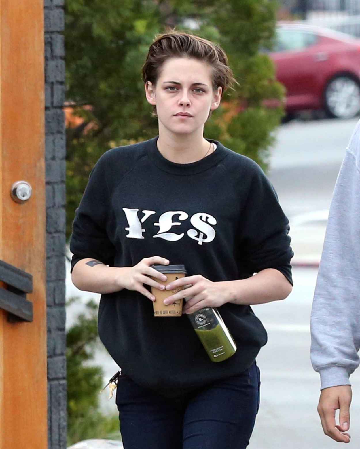 Kristen Stewart – Grabbing coffee With a Friend in Los Feliz – December