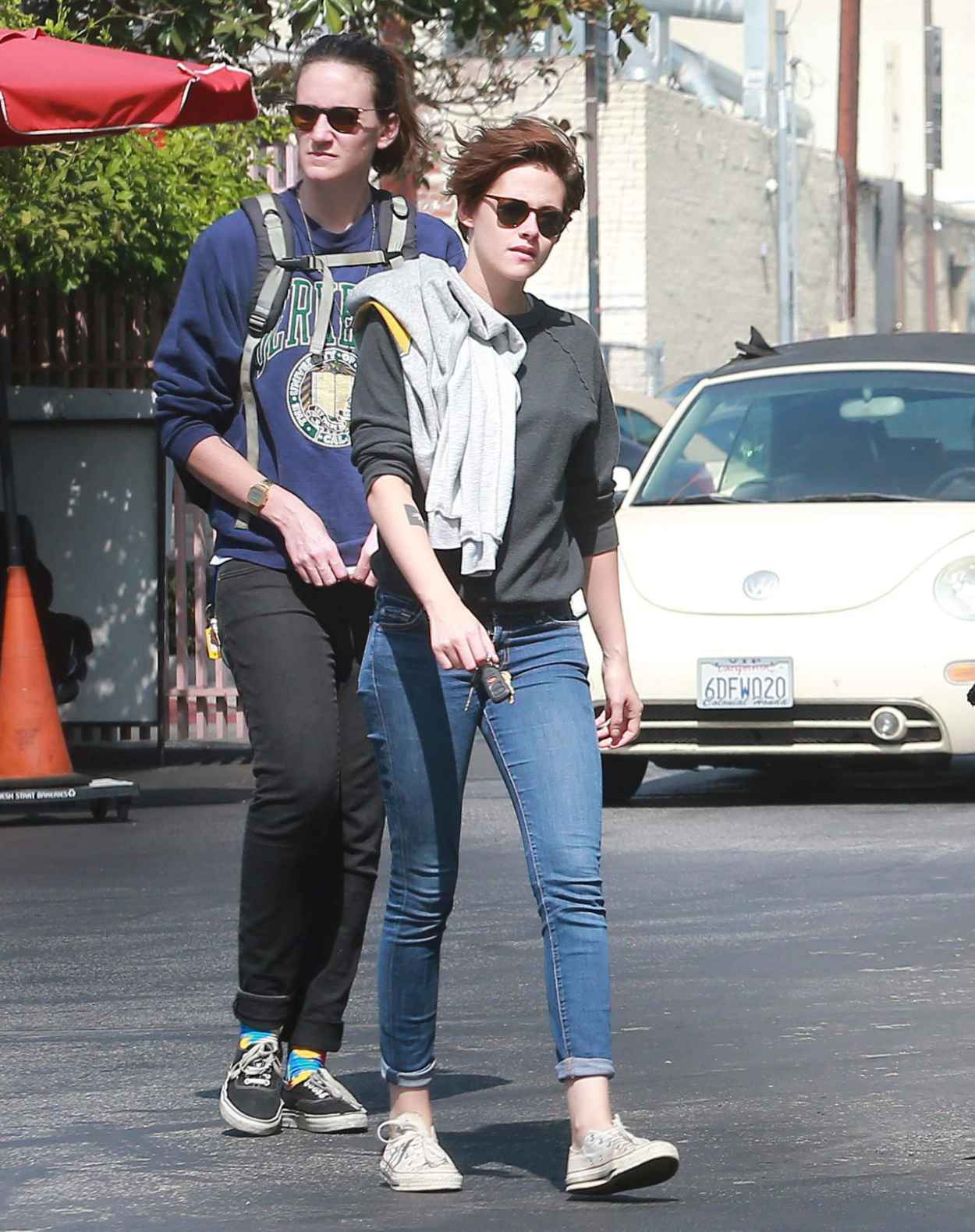 Kristen Stewart – Out With Friends in Los Angeles, Oct. 2015 – celebsla.com