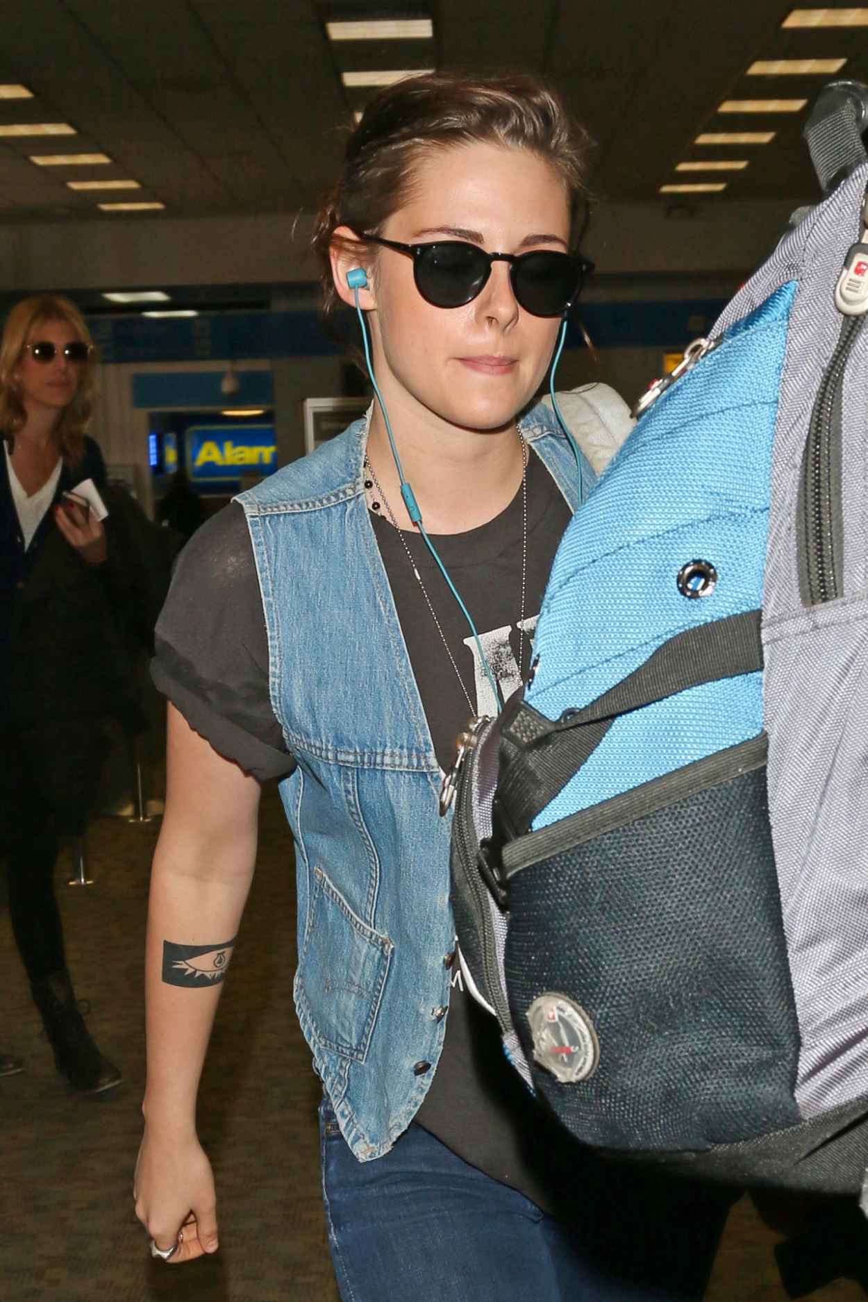 Kristen Stewart Street Style - Leaving from Burbank Airport, January 16, 2015-1