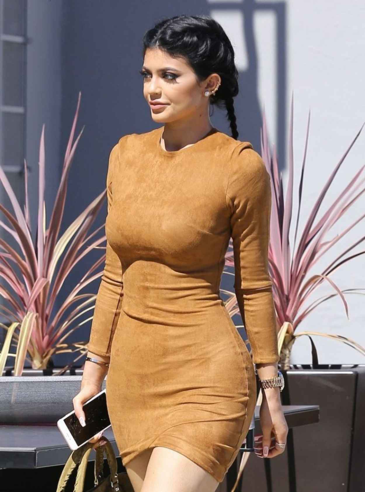 Kylie Jenner Flaunts Her Curves in Skin Tight Dress – Going to Smashbox ...