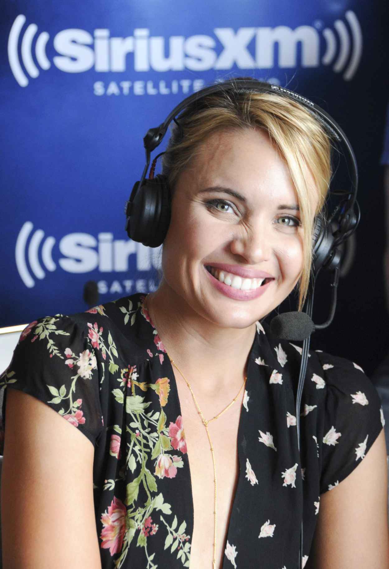 Leah Pipes – SiriusXMs EW Radio Channel Broadcasts From Comic-Con in