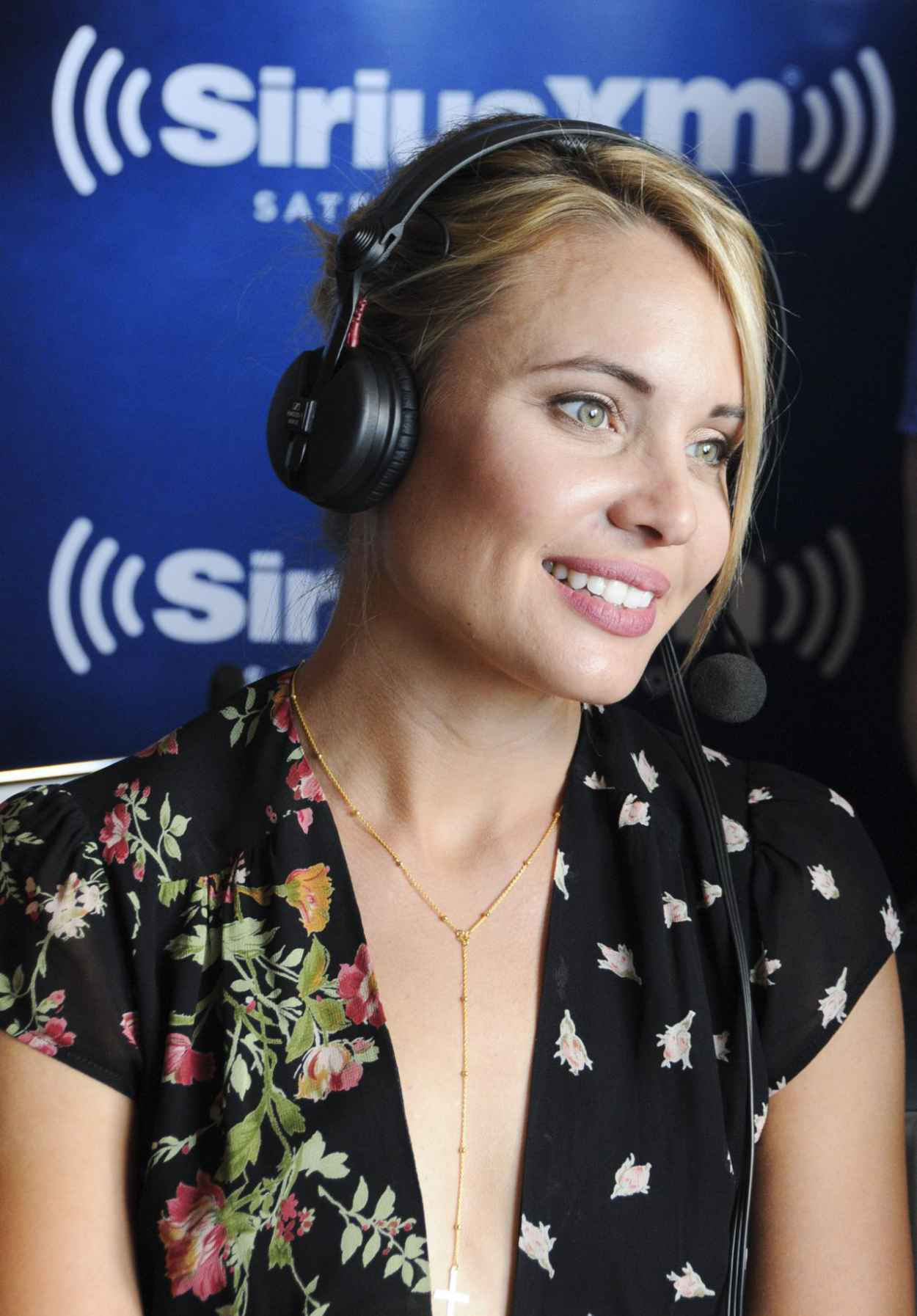 Leah Pipes – SiriusXMs EW Radio Channel Broadcasts From Comic-Con in