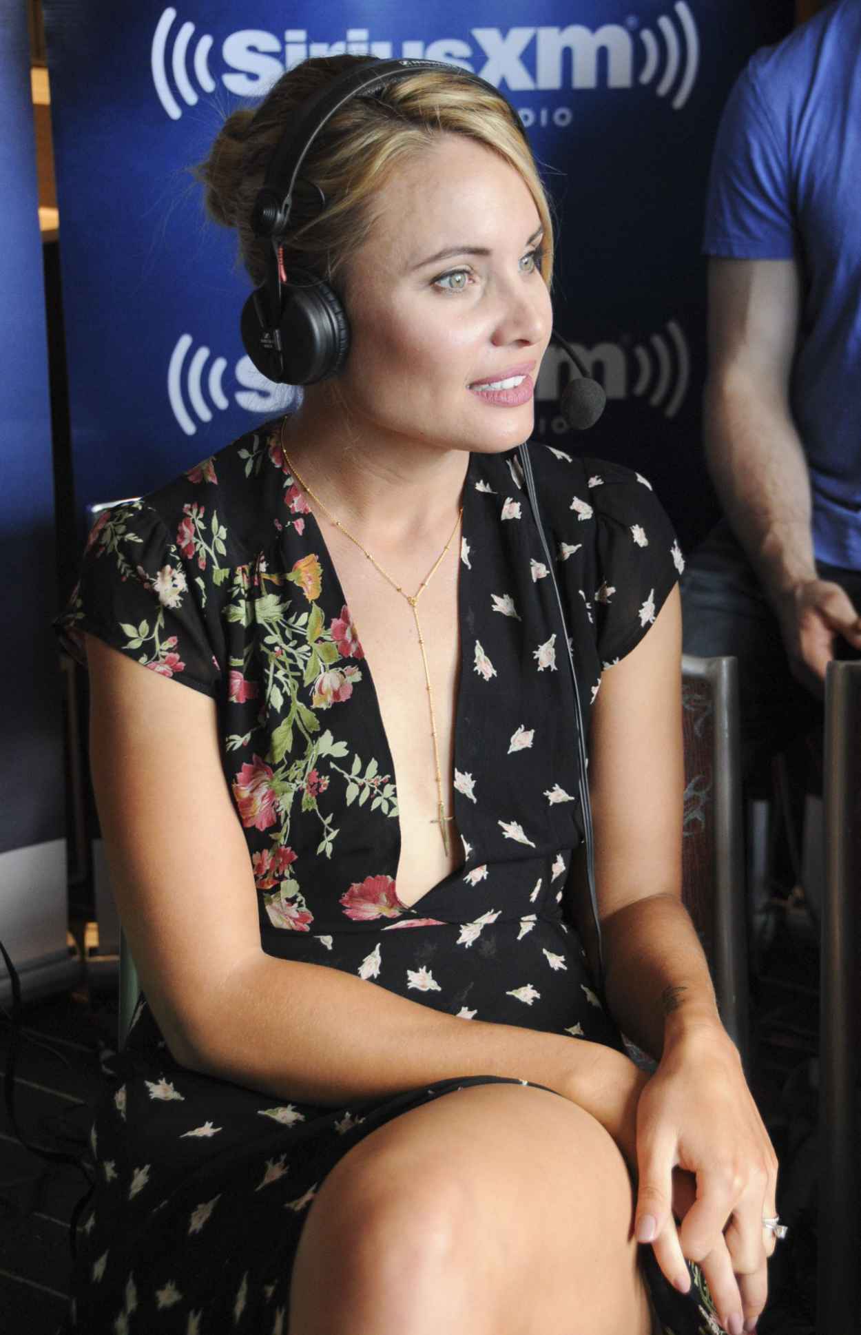 Leah Pipes Siriusxms Ew Radio Channel Broadcasts From Comic Con In