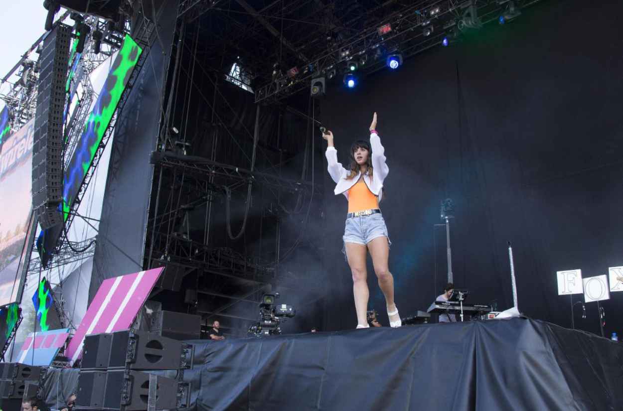 Louisa Rose Allen (Foxes) Performs at 2015 Wireless Festival – celebsla.com