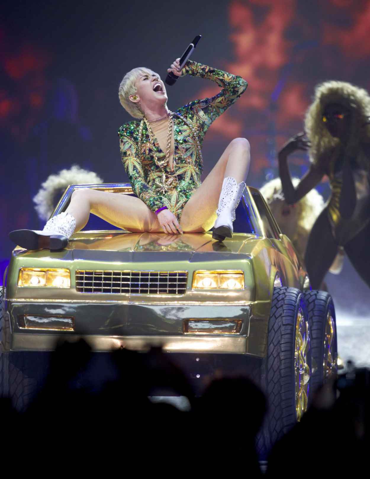 Miley Cyrus Performs At Bangerz Tour In Vancouver February Celebsla Com