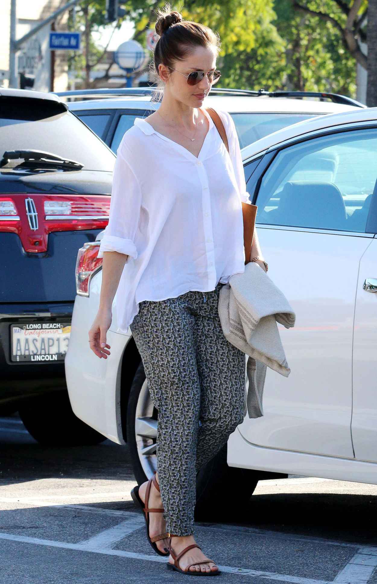 Minka Kelly Street Style – Grocery Shopping in West Hollywood, March