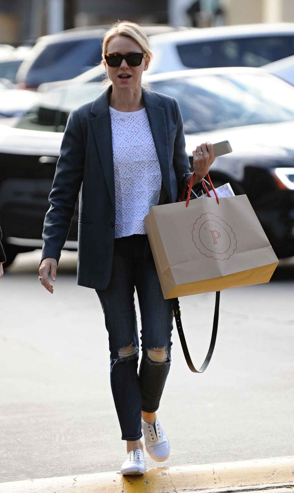 Naomi Watts in Ripped Jeans – Shopping at Brentwood Country Mart