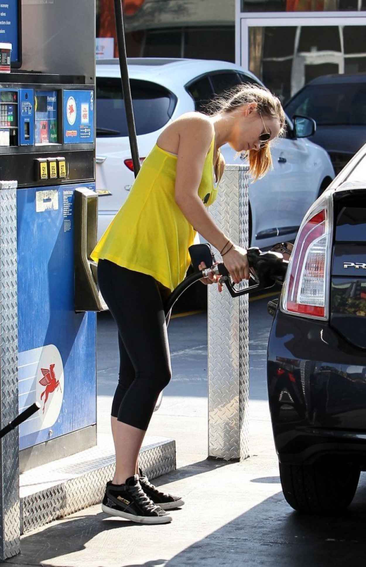Olivia Wilde Street Style - at a gas station in West Hollywood - January 2015-1