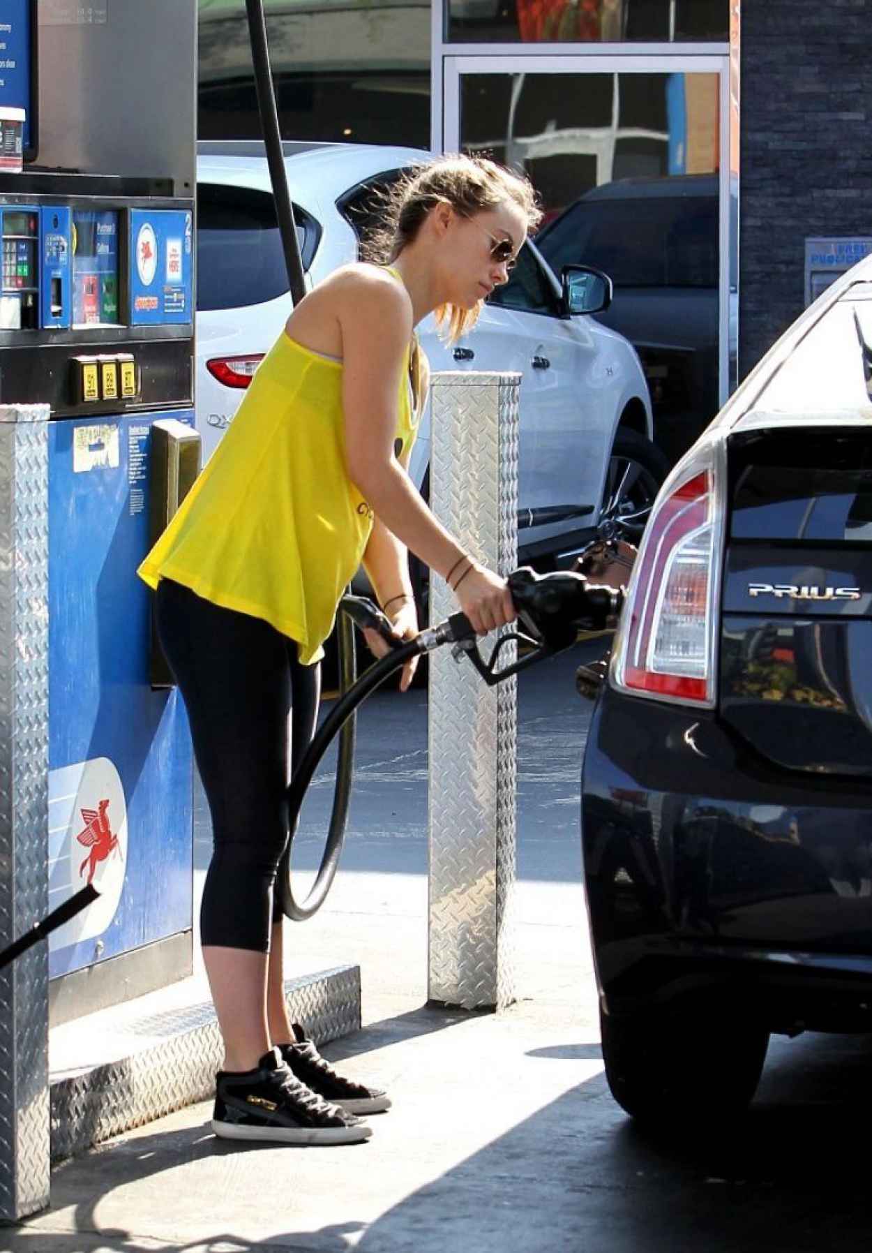 Olivia Wilde Street Style – at a gas station in West Hollywood