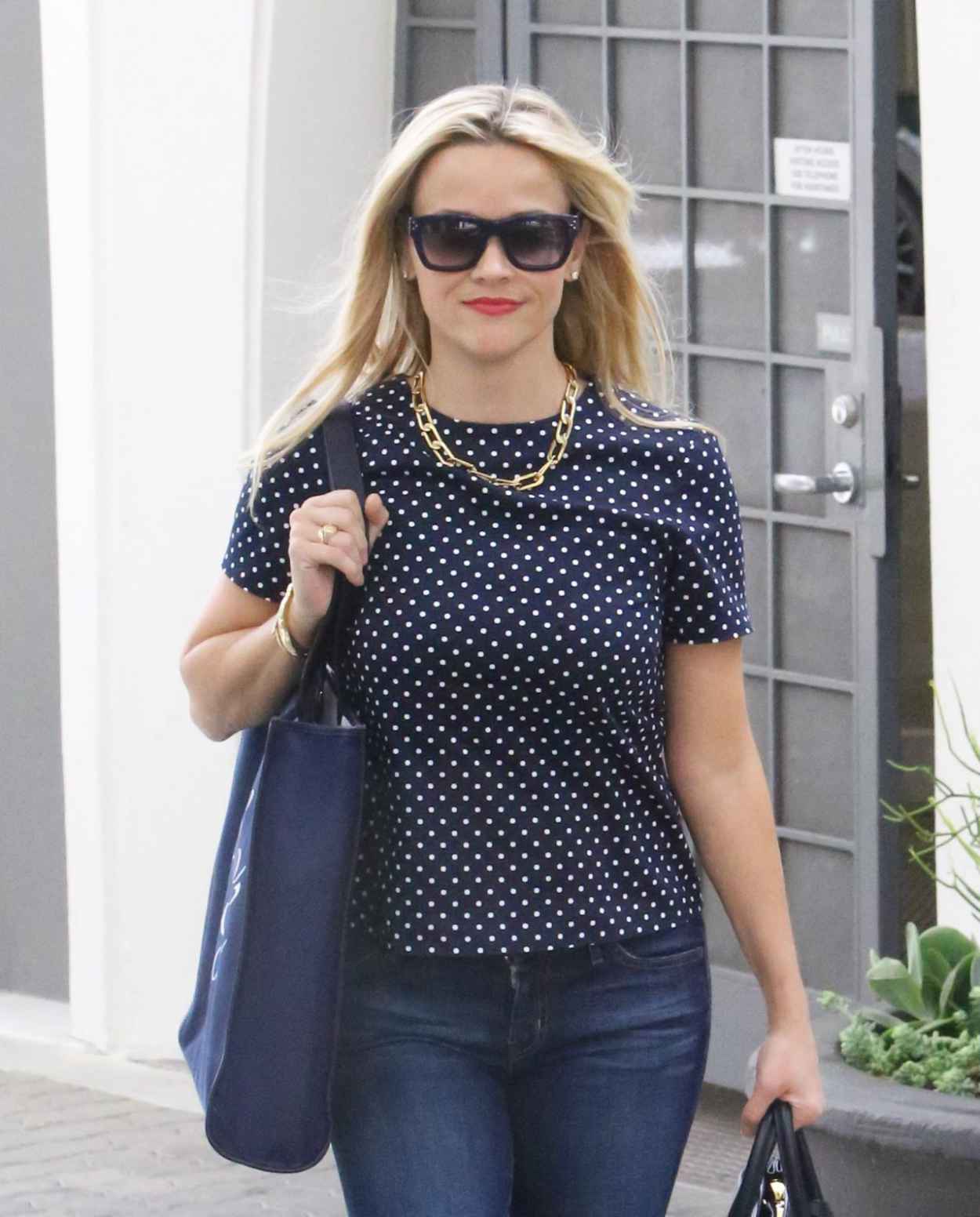 Reese Witherspoon Booty in Jeans – Arriving at Her Office in Santa