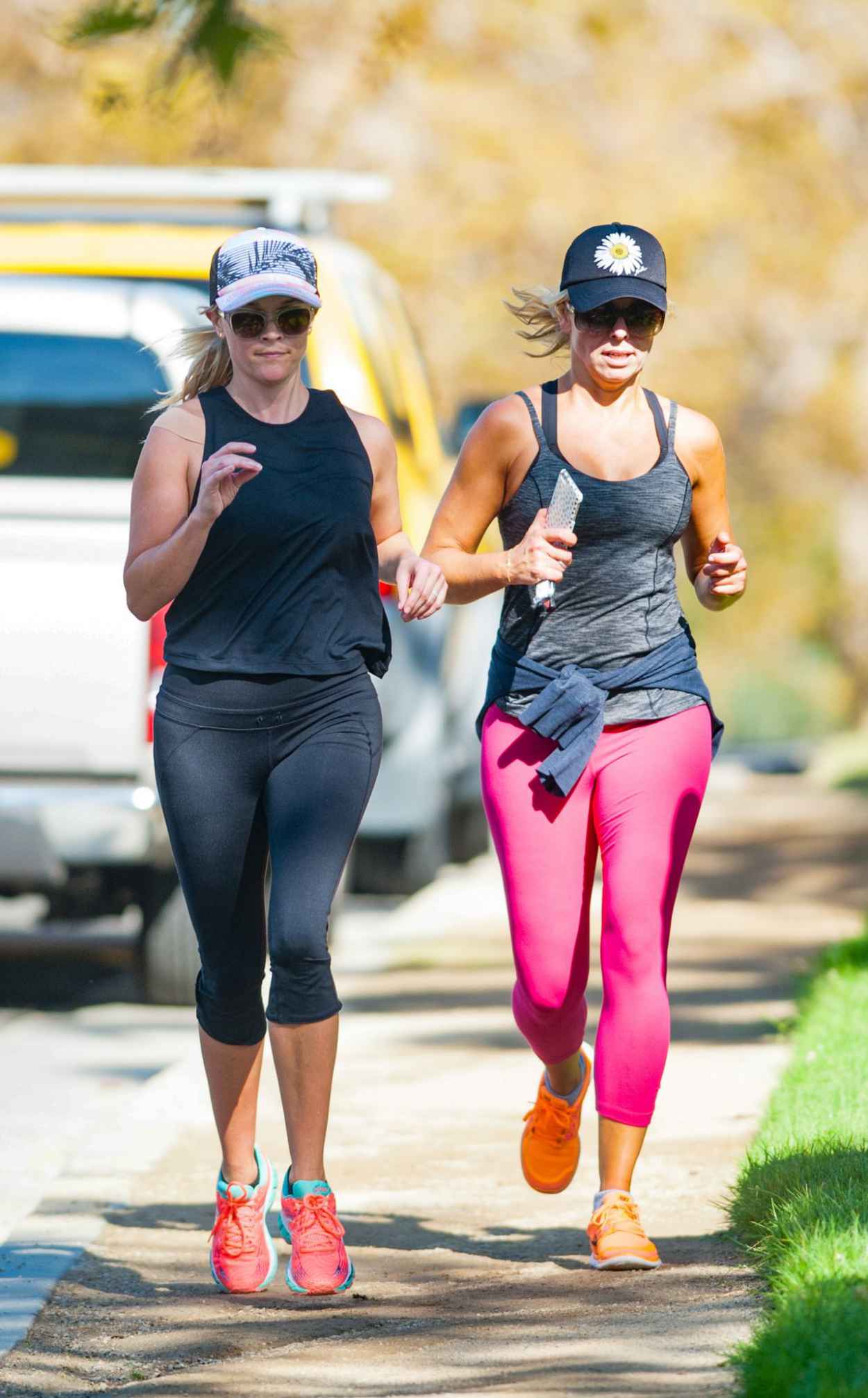 Reese Witherspoon Jogging in Los Angeles, October 2015 – celebsla.com