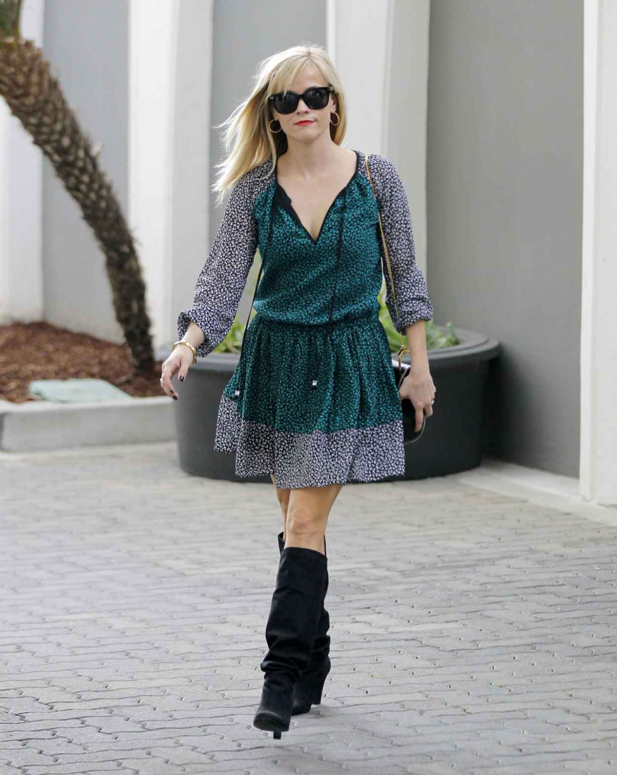 Reese Witherspoon Street Fashion – Out in Beverly Hills – celebsla.com