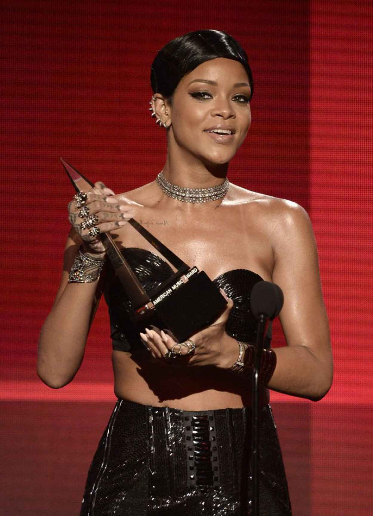 Rihanna at 2015 American Music Awards - November 2015-1