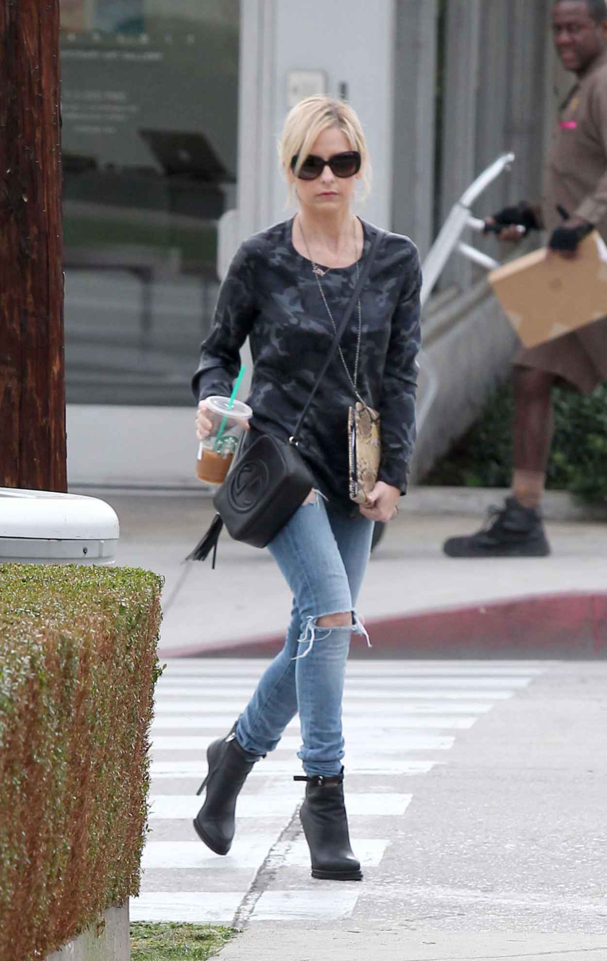 Sarah Michelle Gellar in Jeans – Los Angeles January 2015 – celebsla.com