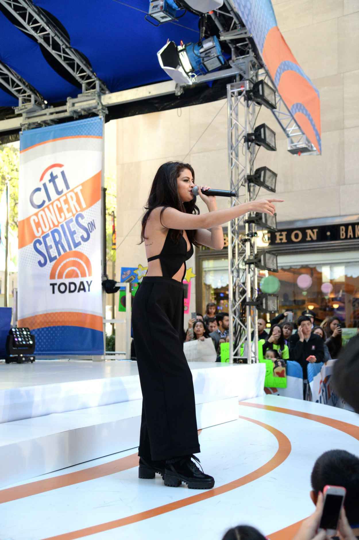 Selena Gomez – Performing on NBCs Today at Rockefeller Plaza in NYC