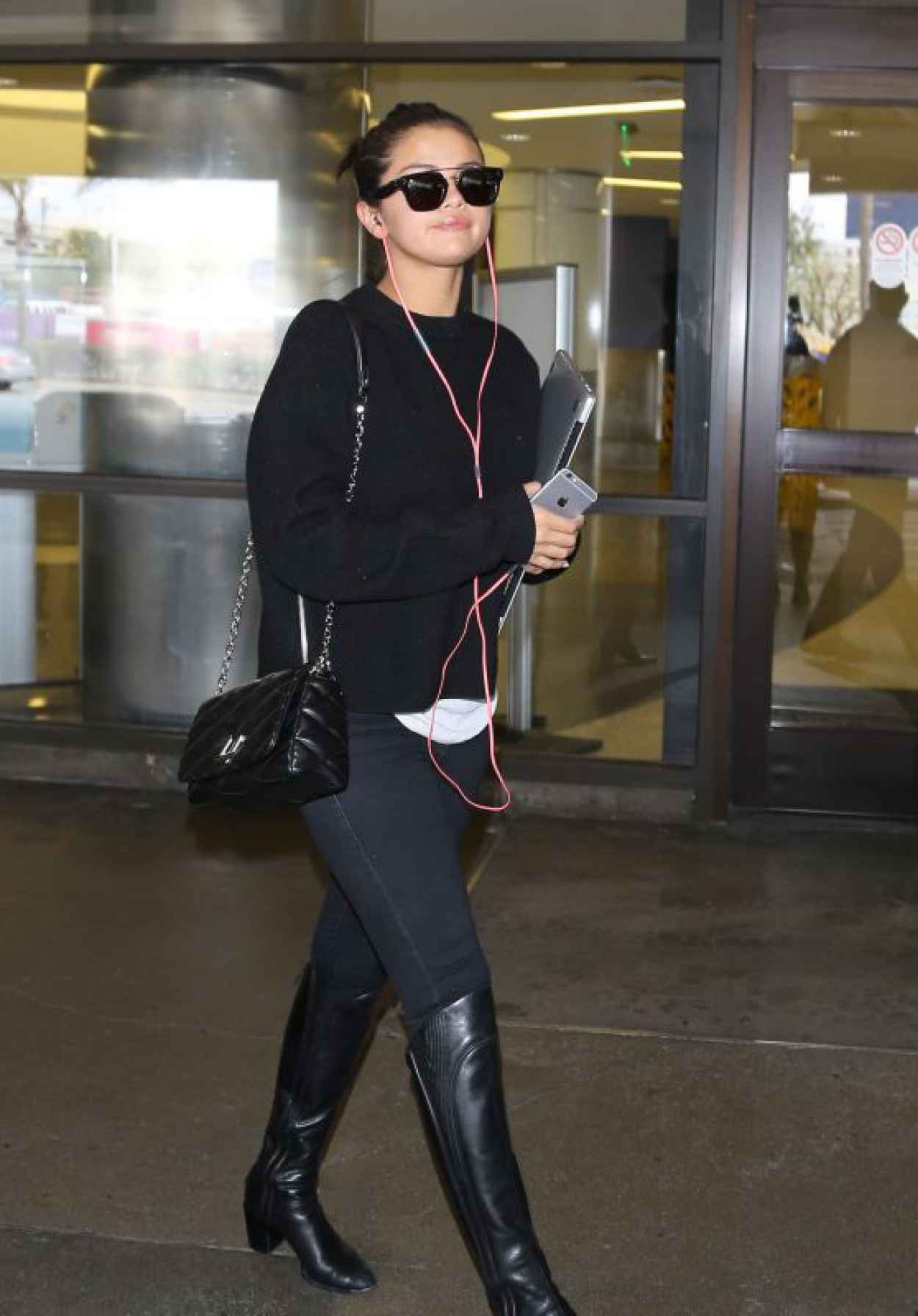 Selena Gomez Street Style – LAX Airport, May 2015 – celebsla.com