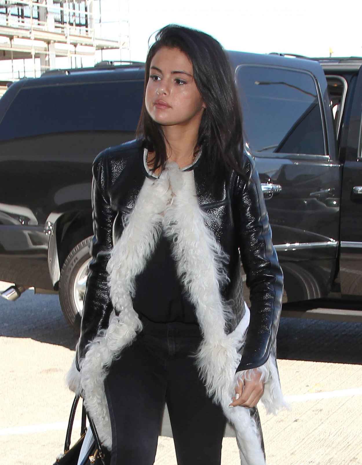 Selena Gomez Style – LAX Airport, April 2015 – celebsla.com