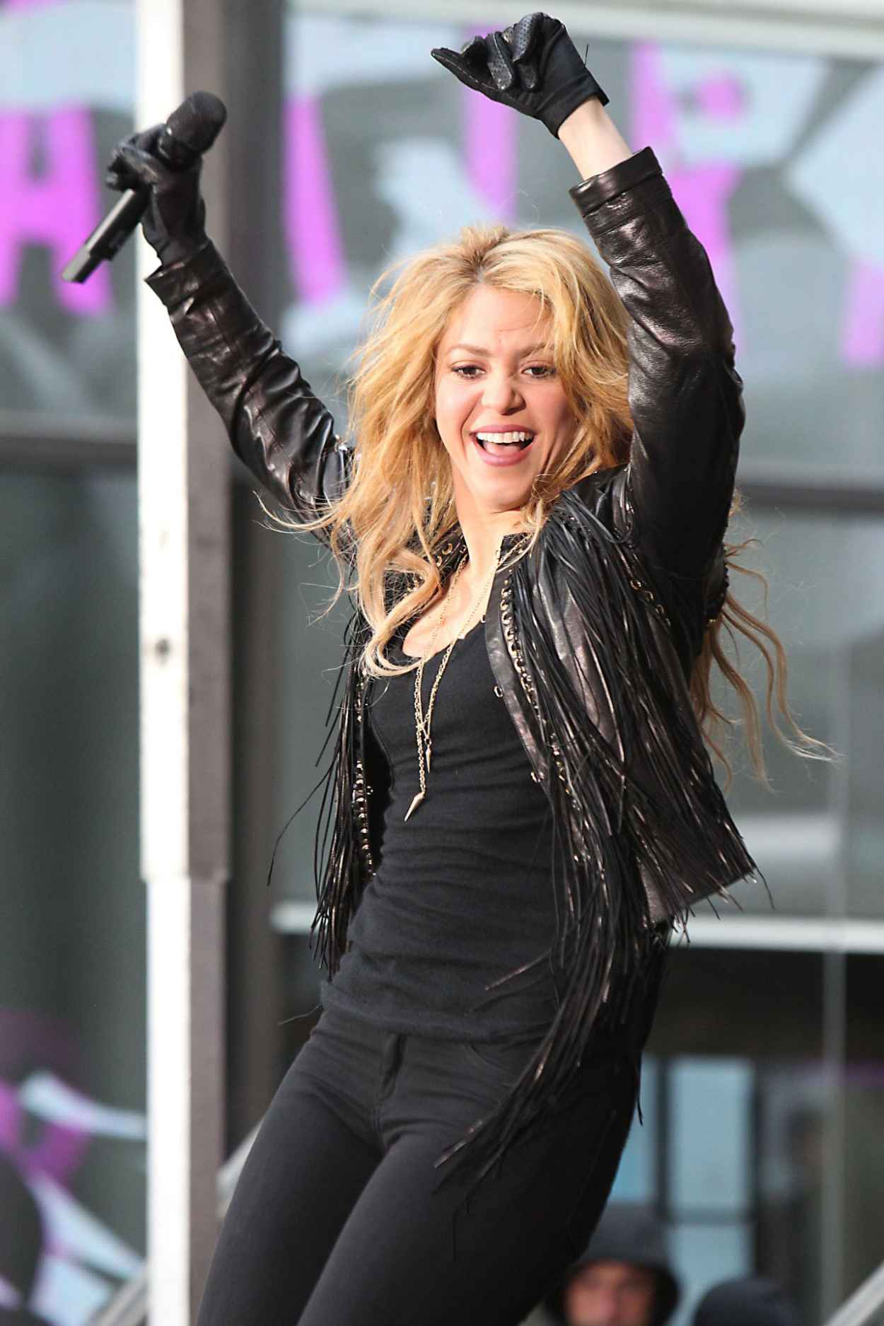 Shakira – Performing on NBCs Today – Rockefeller Plaza in New York City