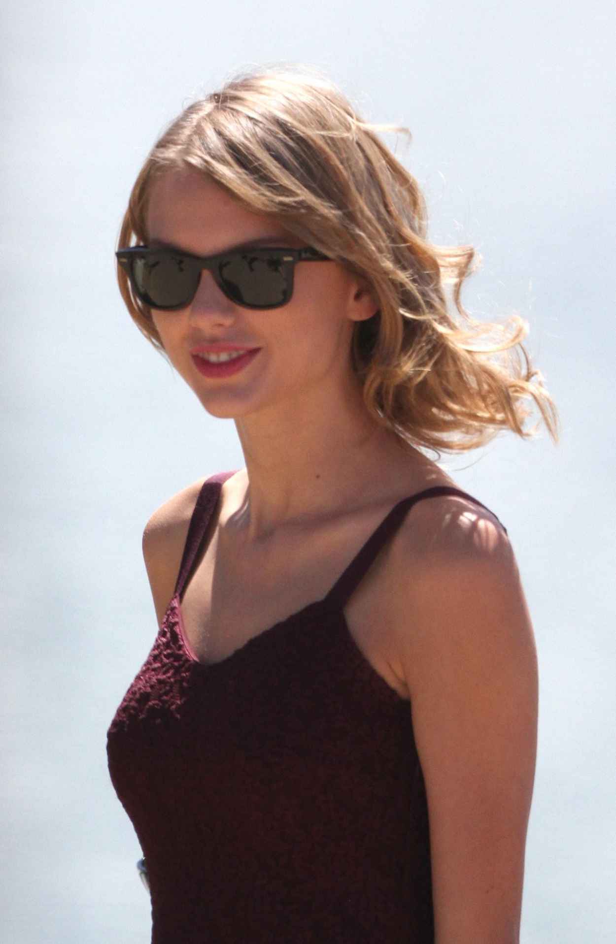 Taylor Swift at Cottesloe Beach in Perth - Australia December 2015-1