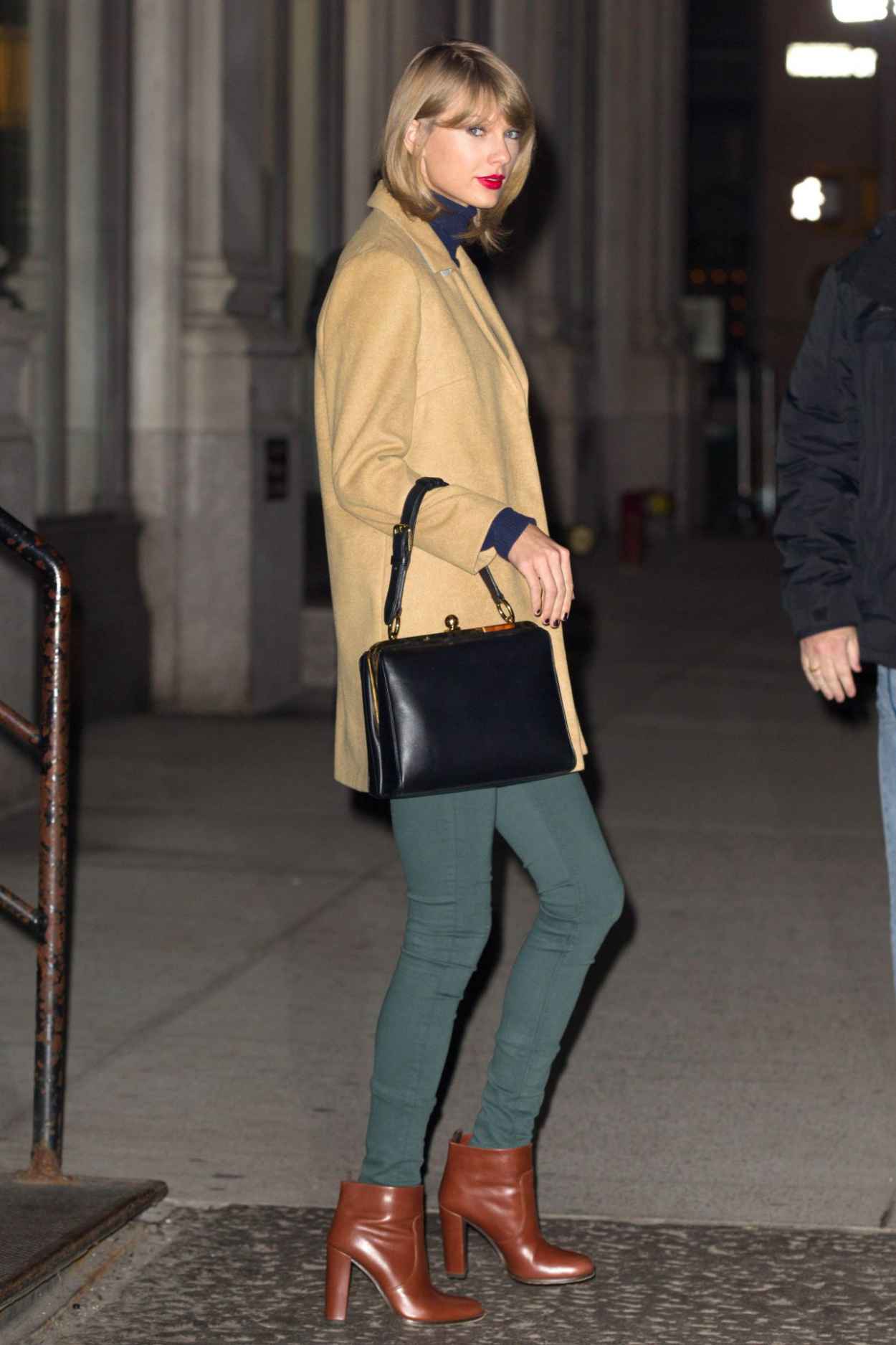 Taylor Swift – Leaving Her Apartment in New York City – Dec. 2015 ...
