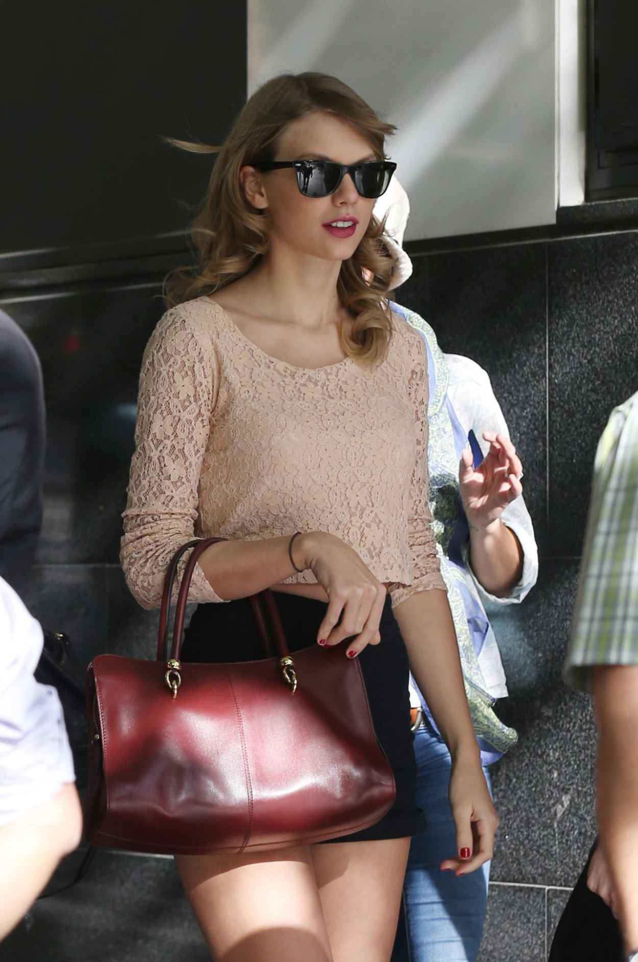 Taylor Swift Street Style - Shopping in Melbourne - December 2015-1