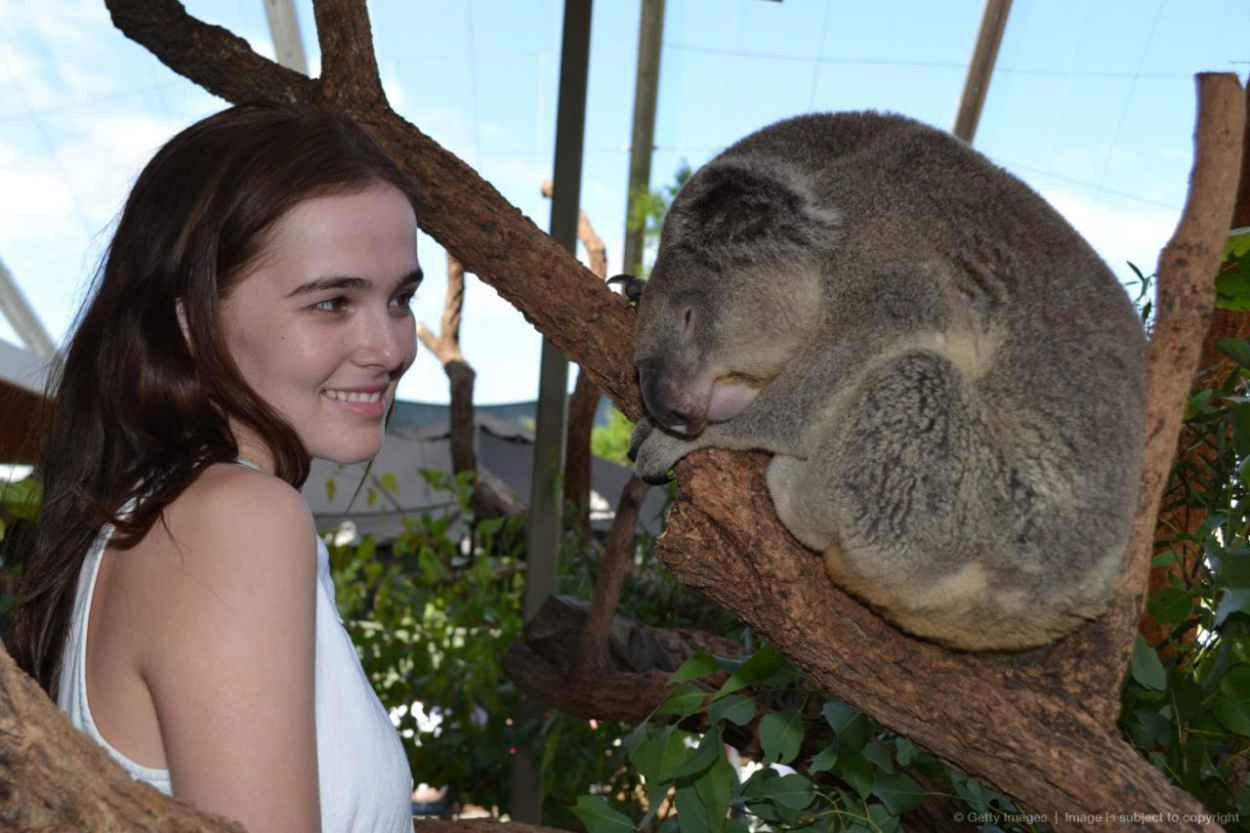 Zoey Deutch Visited Sydney Zoo - Australia, Feb. 2015-1